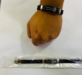 Pulseira borracha chapinha regulvel ( Tudo posso naquele que me fortalece) com fecho de ferro
