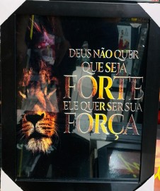 Quadro madeira com moldura e vidro individual ( Deus no quer que seja forte ele quer ser sua fora )