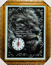 Quadro Relgio madeira com moldura e vidro individual (LEO PRETO E BRANCO)